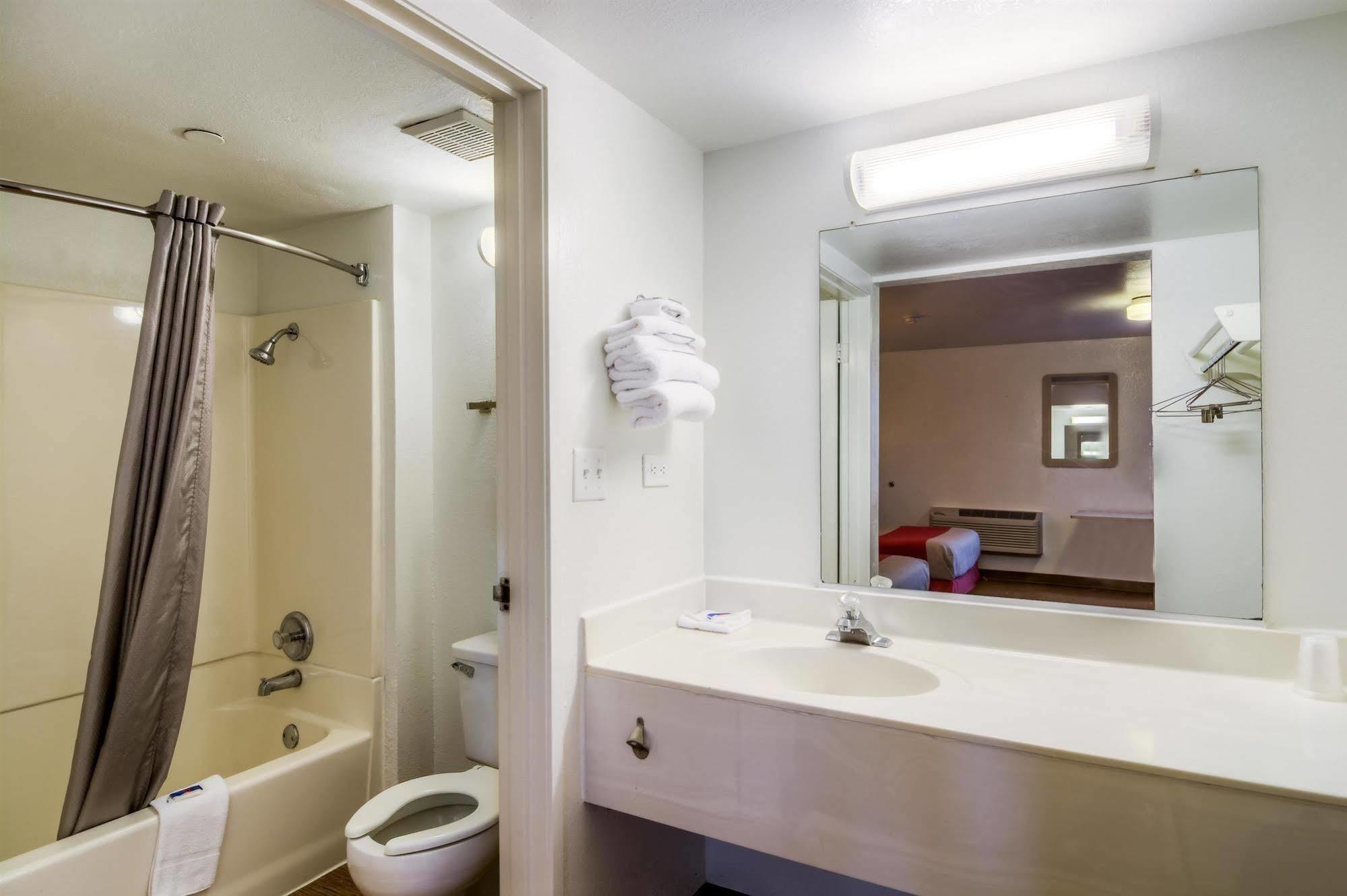 Motel 6 Chicago - Elk Grove Elk Grove Village Buitenkant foto