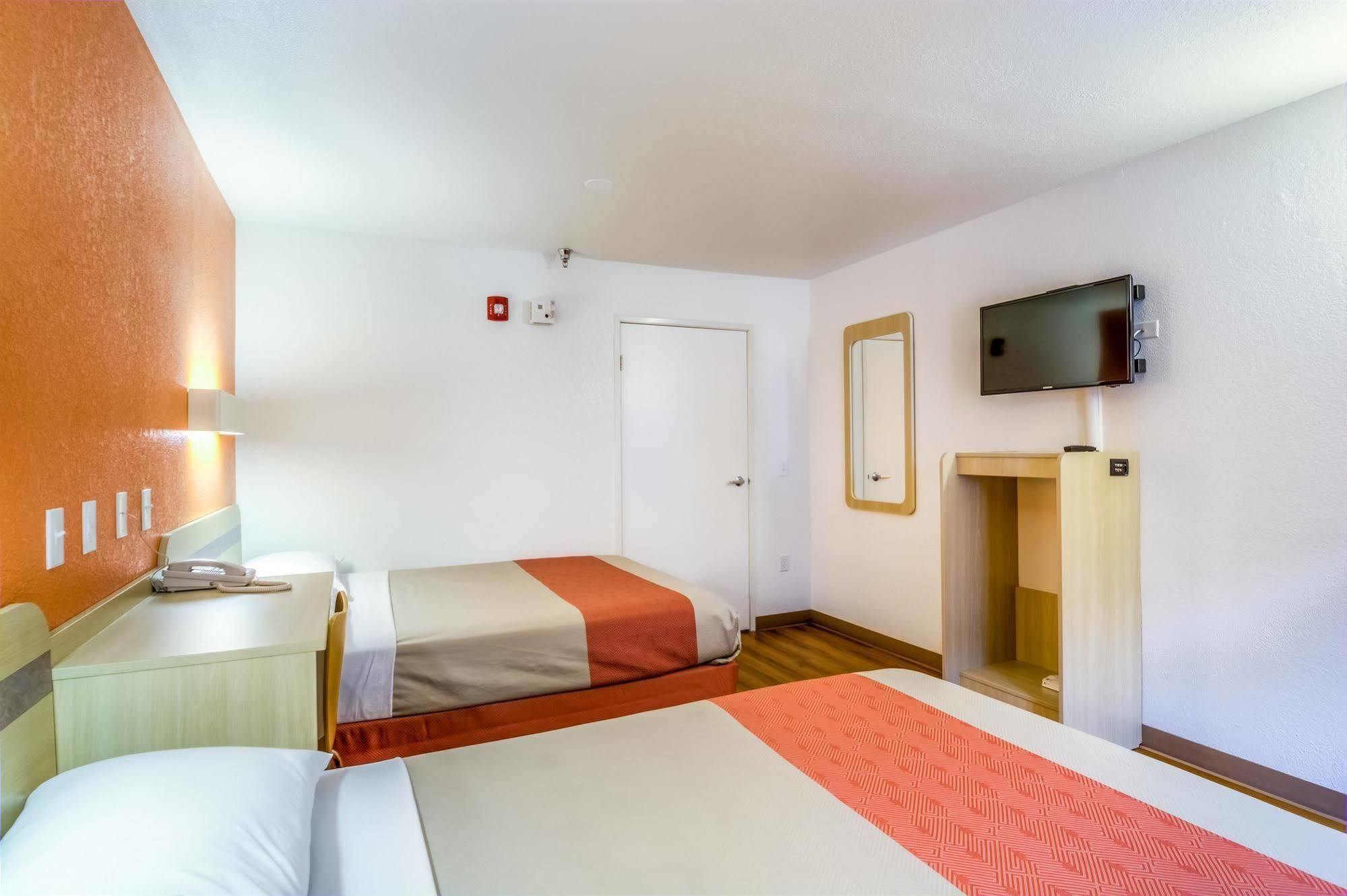 Motel 6 Chicago - Elk Grove Elk Grove Village Buitenkant foto