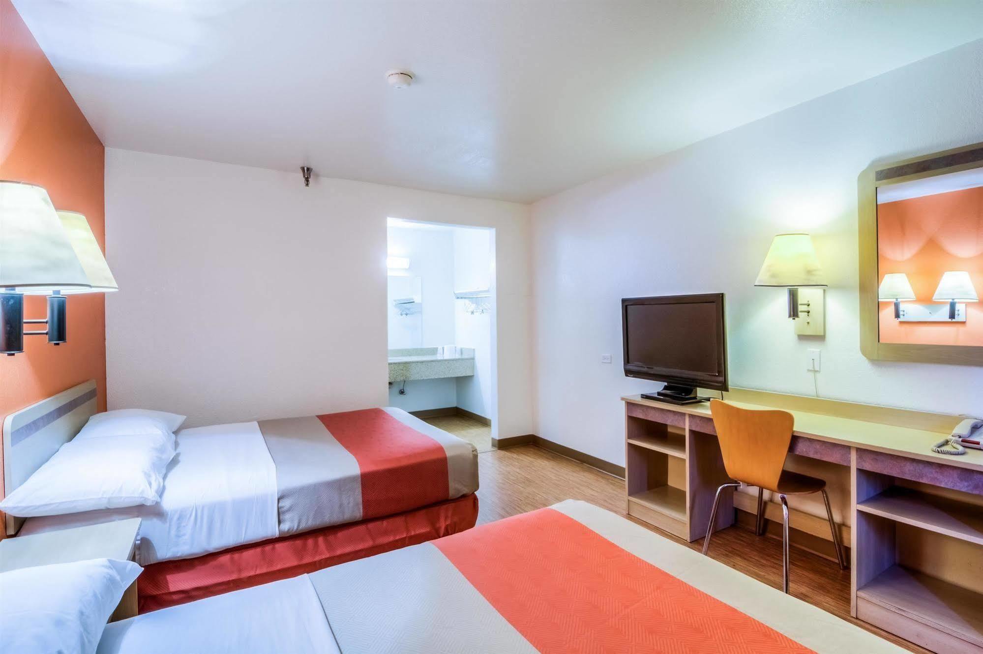 Motel 6 Chicago - Elk Grove Elk Grove Village Buitenkant foto