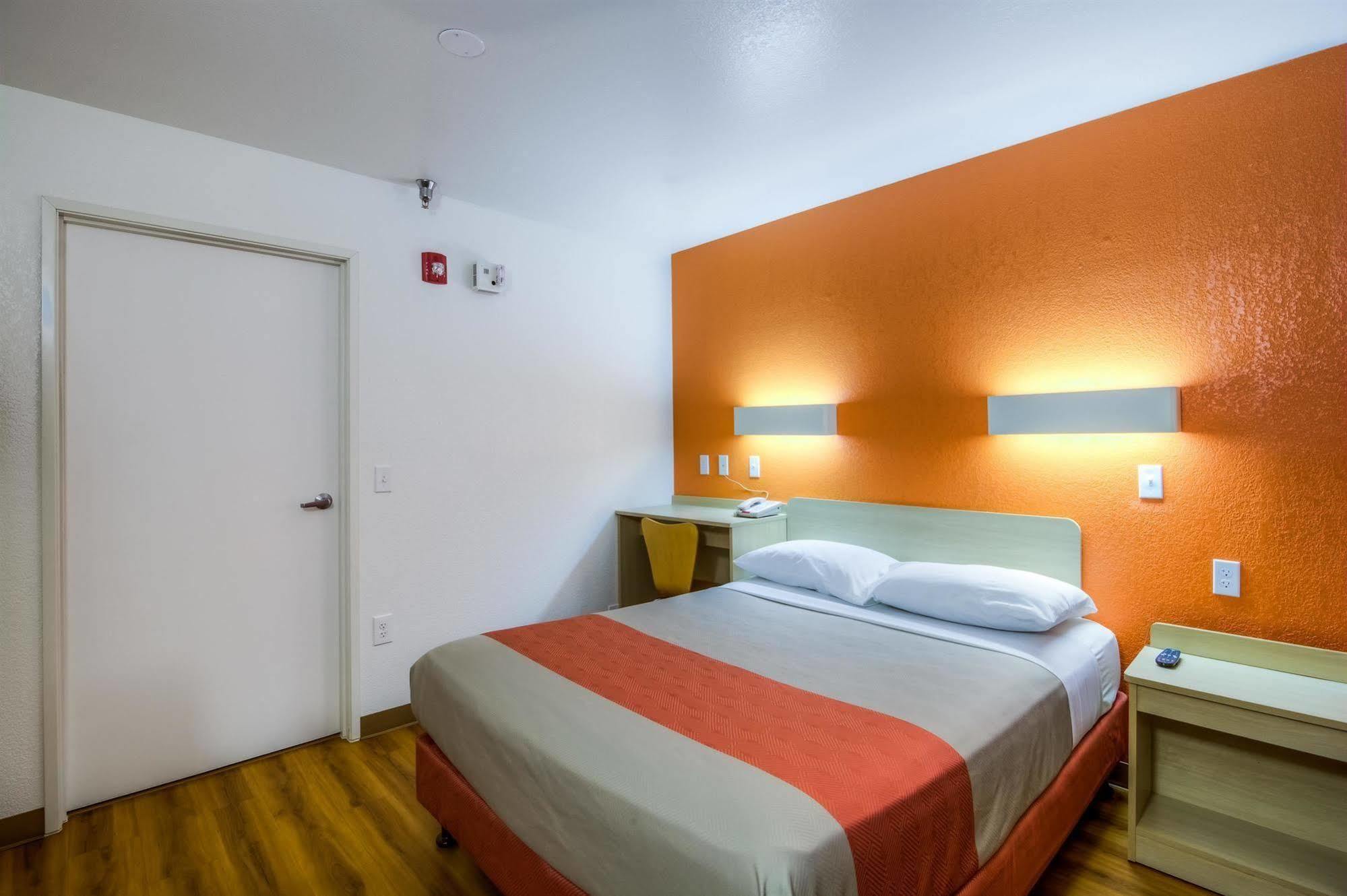 Motel 6 Chicago - Elk Grove Elk Grove Village Buitenkant foto