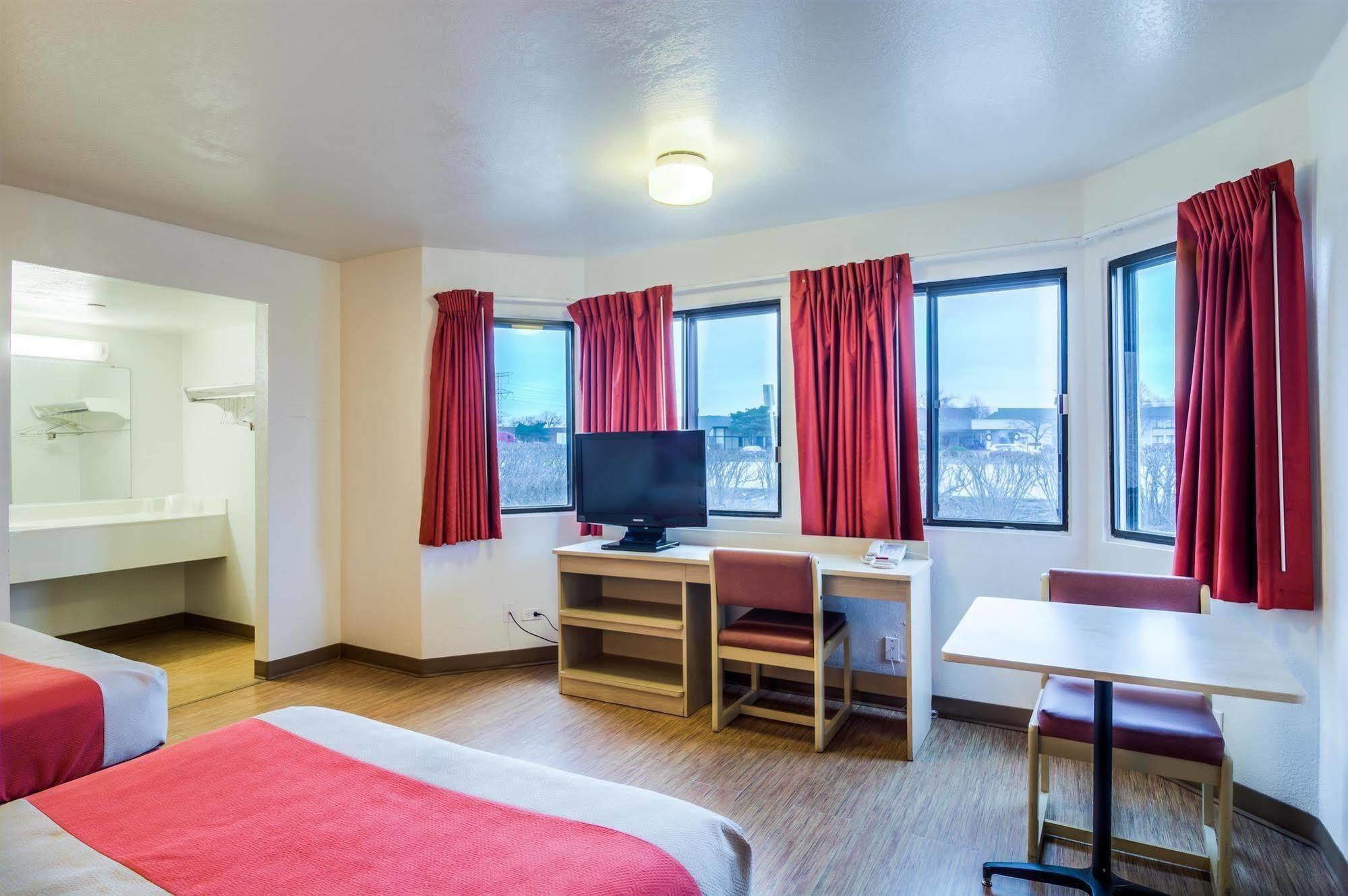 Motel 6 Chicago - Elk Grove Elk Grove Village Buitenkant foto