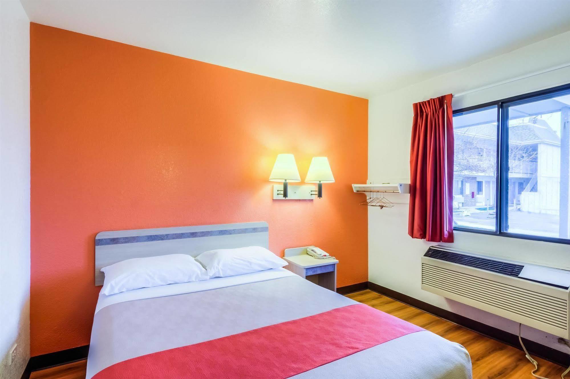 Motel 6 Chicago - Elk Grove Elk Grove Village Buitenkant foto